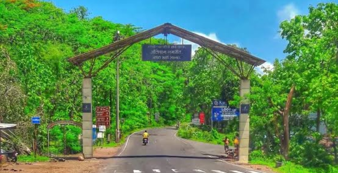 लघुशंकेला गेलेला पर्यटक तोल जाऊन दरीत कोसळला