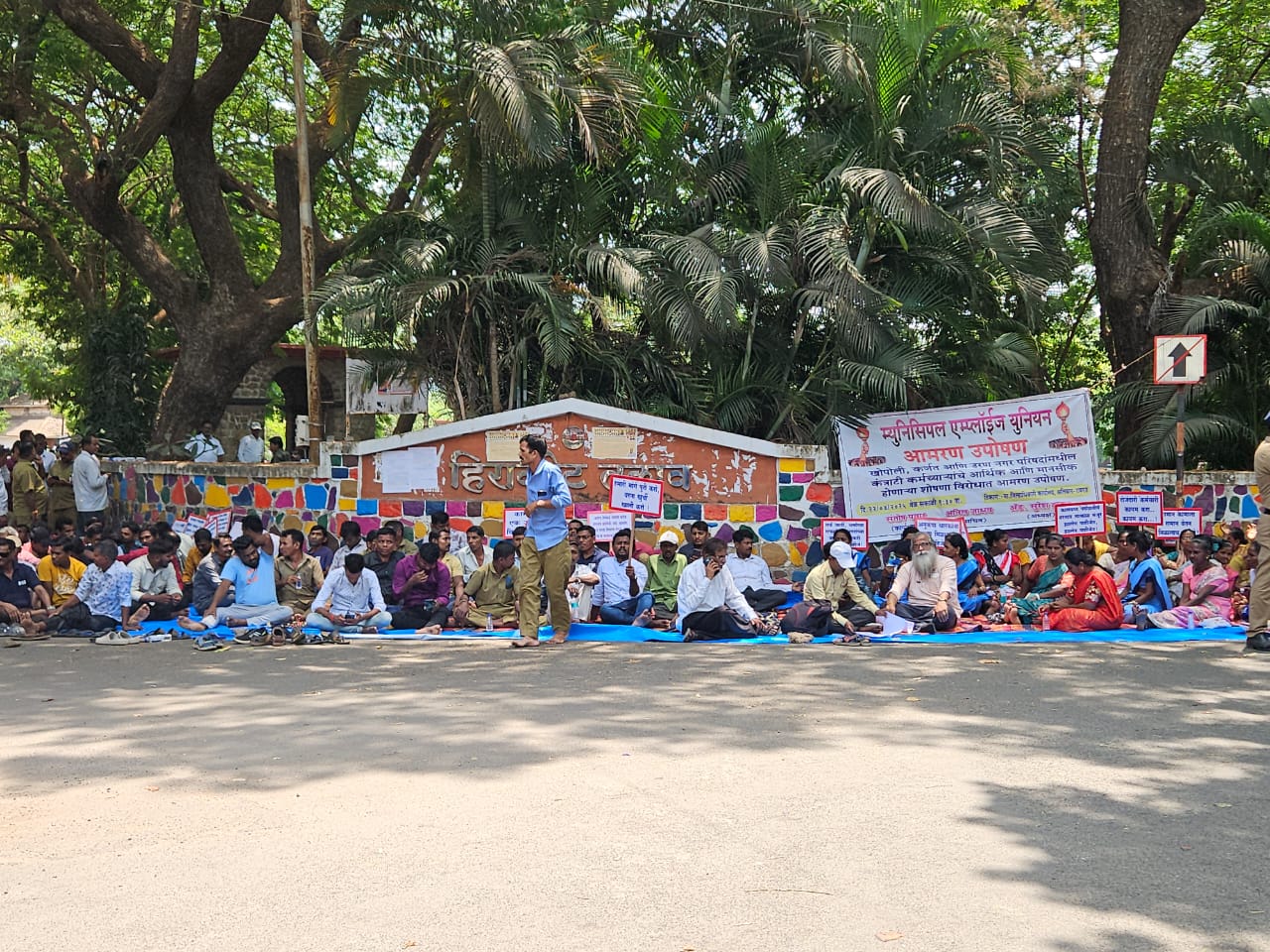 कंत्राटी कामगारांचे उपोषण