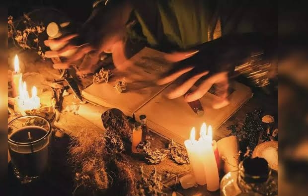 मुलीचे प्रेम तोडण्यासाठी विहिरीत टाकल्या मंतरलेल्या विटा