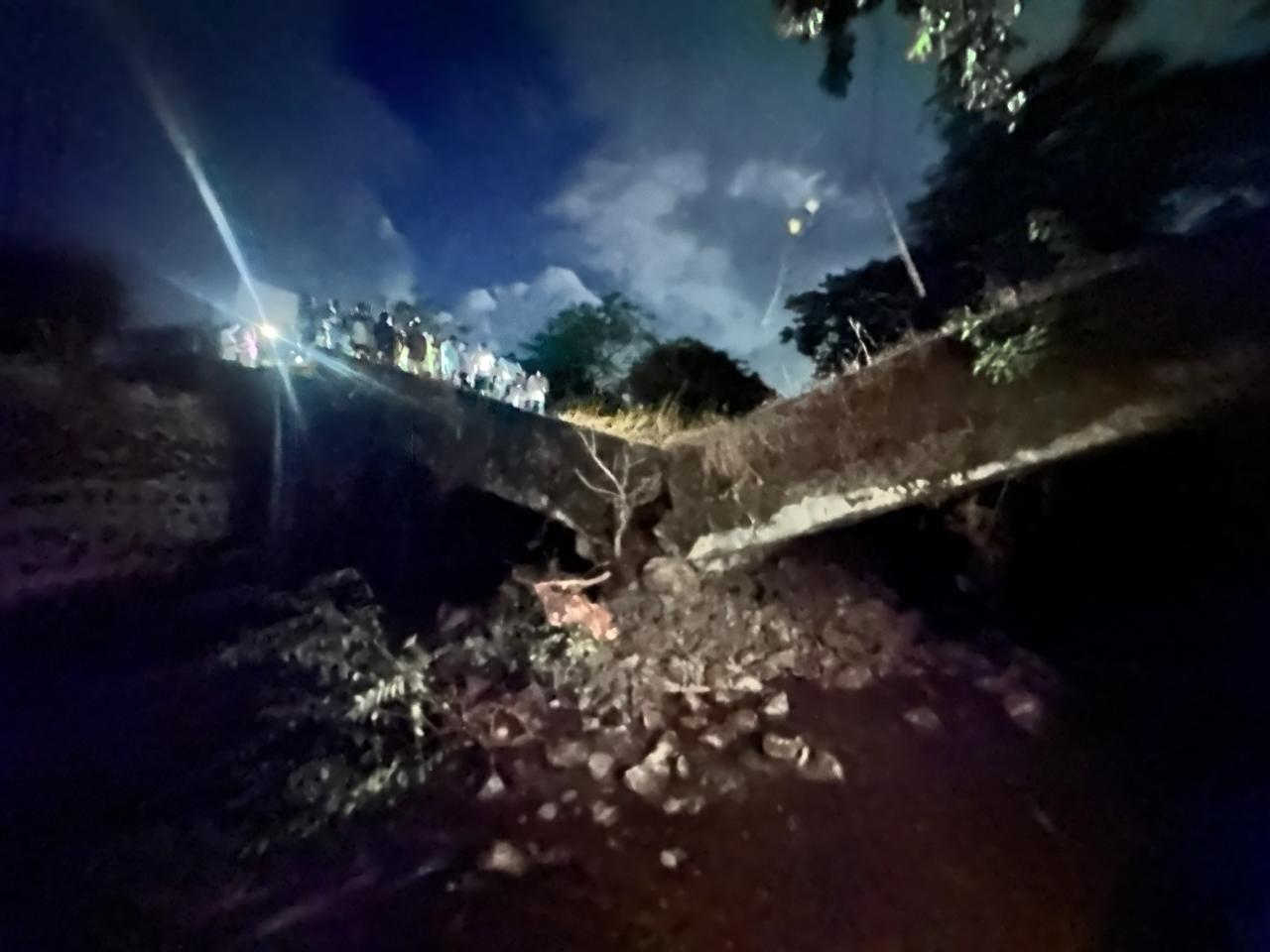 खानाव-वढाव परिसरात पुल कोसळला, सुदैवाने मोठी जीवितहानी टळली