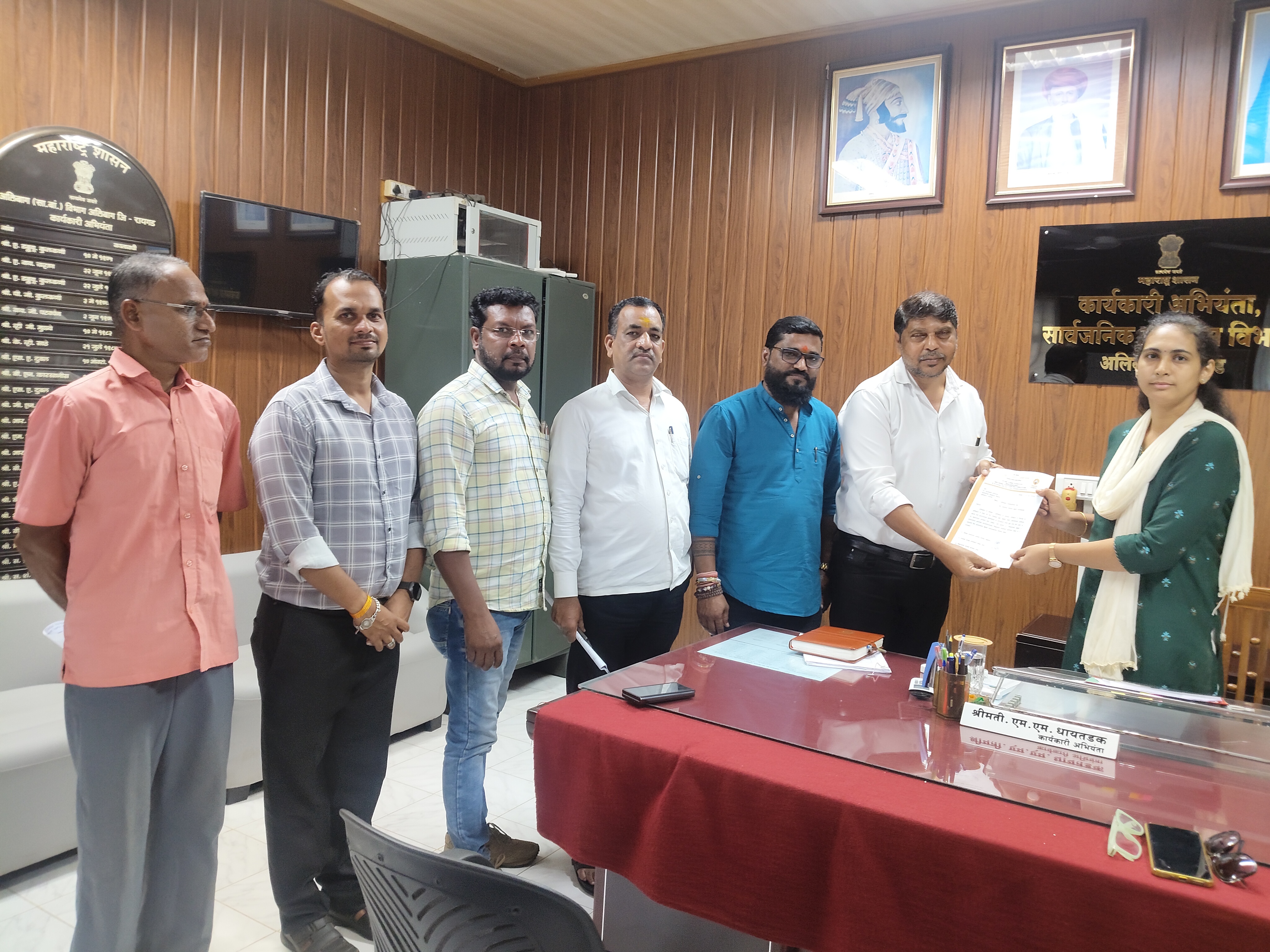 अलिबागमधील रस्त्यांच्या दुरावस्थेबाबत शिवसेना आक्रमक