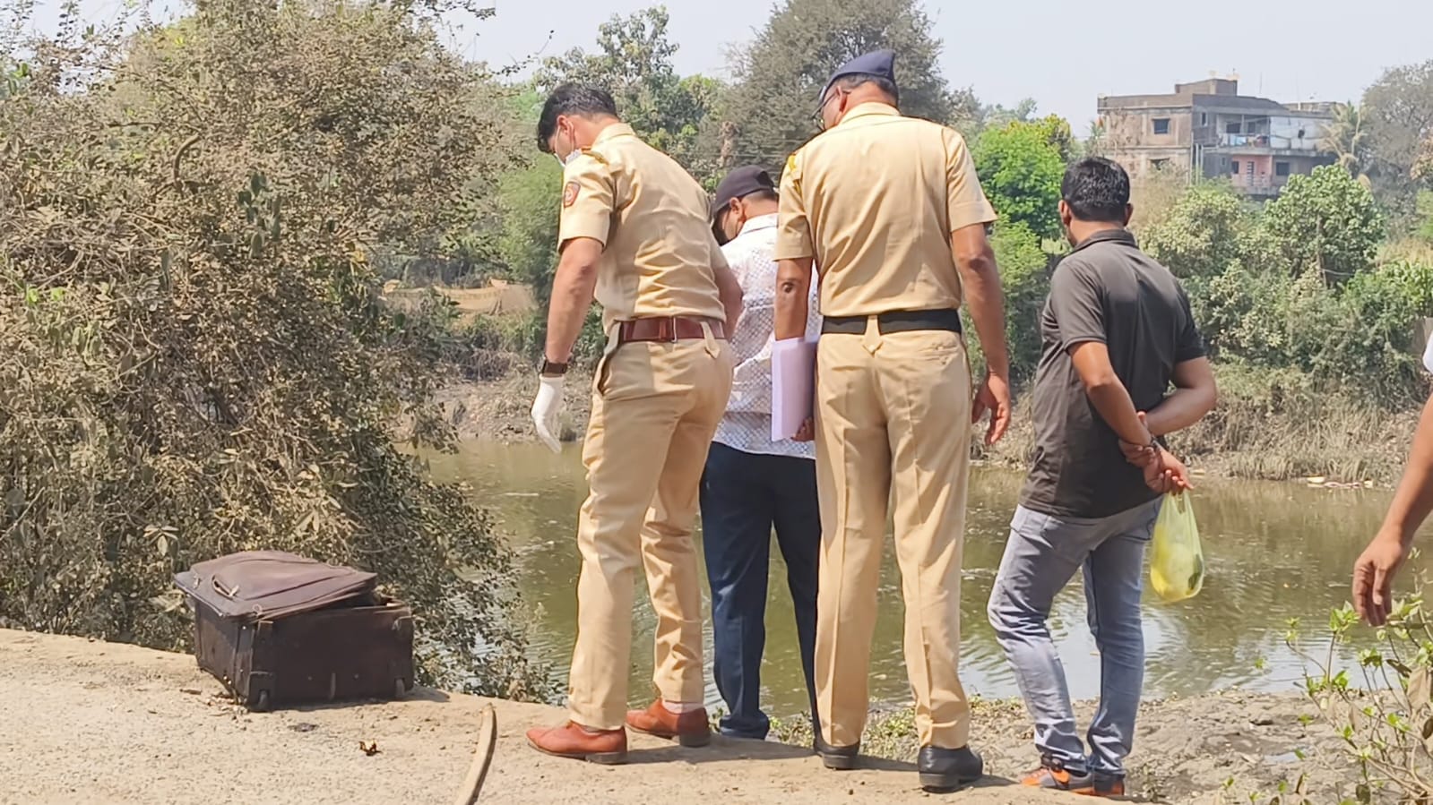 दुरशेत फाट्यावर बॅगमध्ये सापडदाऊ महिलेचा मृतदेह 