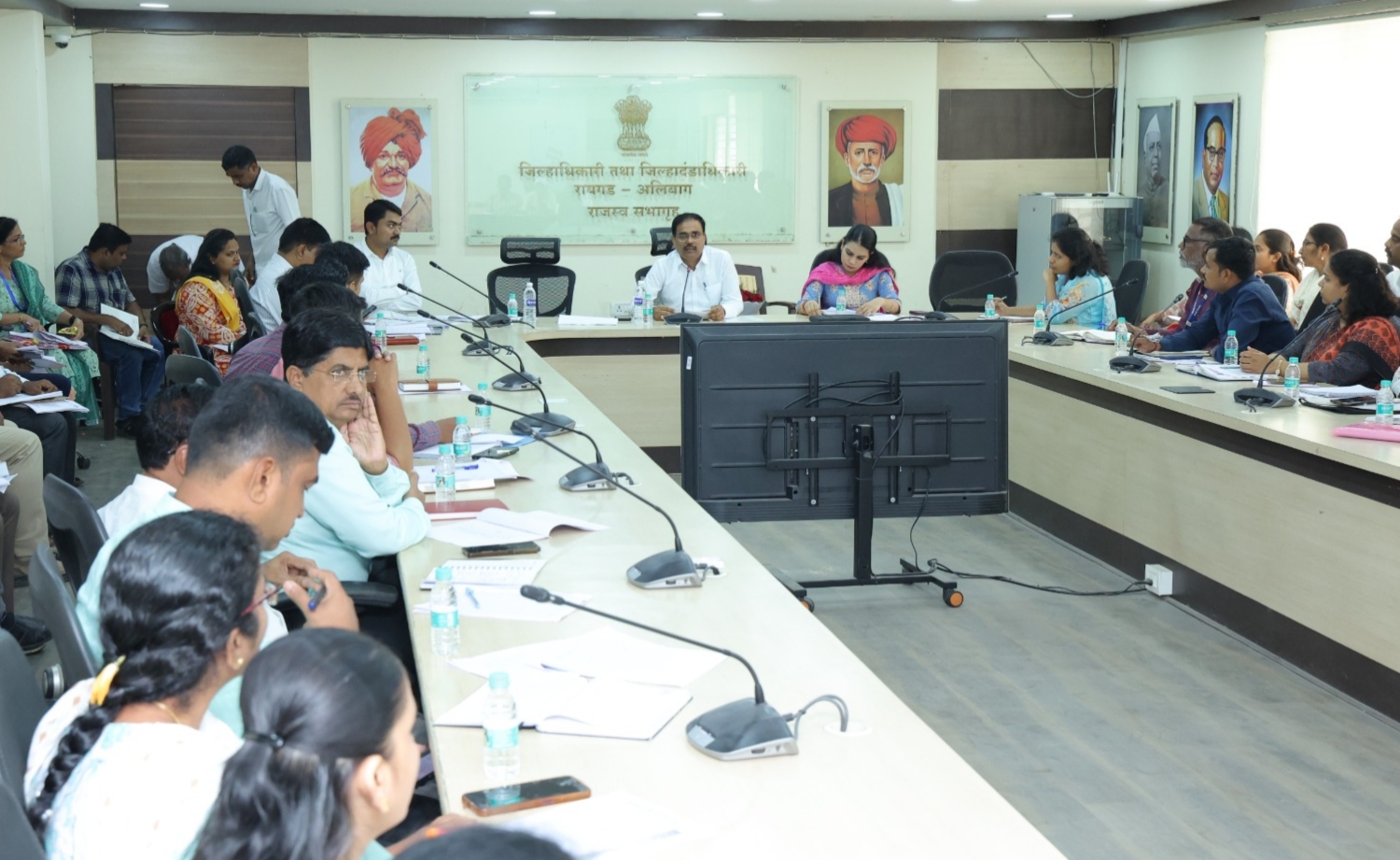 जिल्ह्यातील रोजगार ही योजनेची कामे प्राधान्याने पूर्ण करावीत