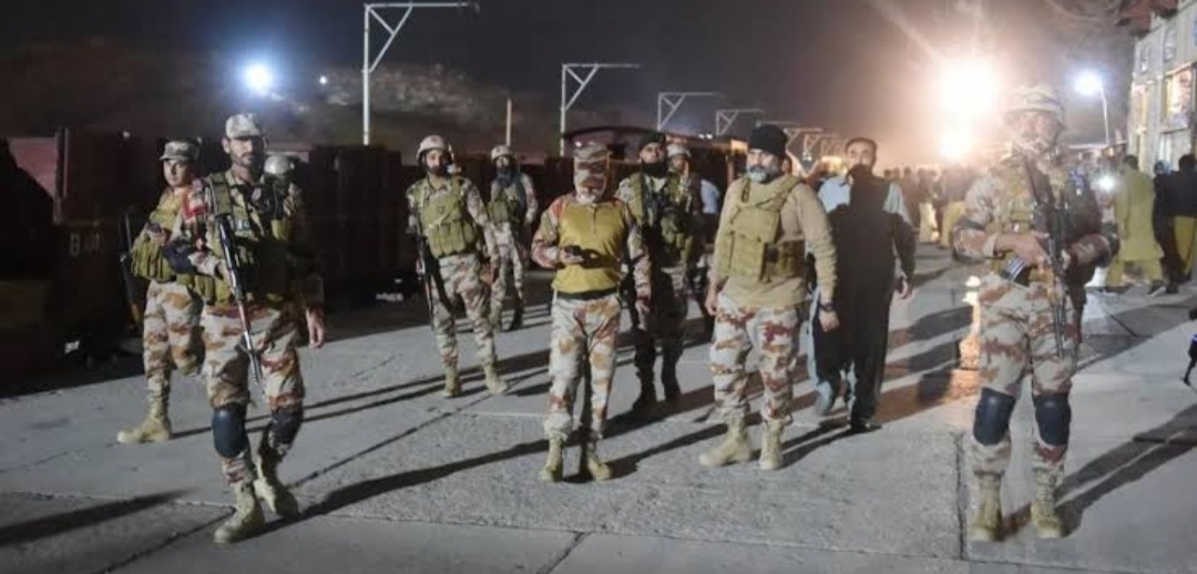 पाकिस्तानच्या लष्करी ताफ्यावर हल्ला