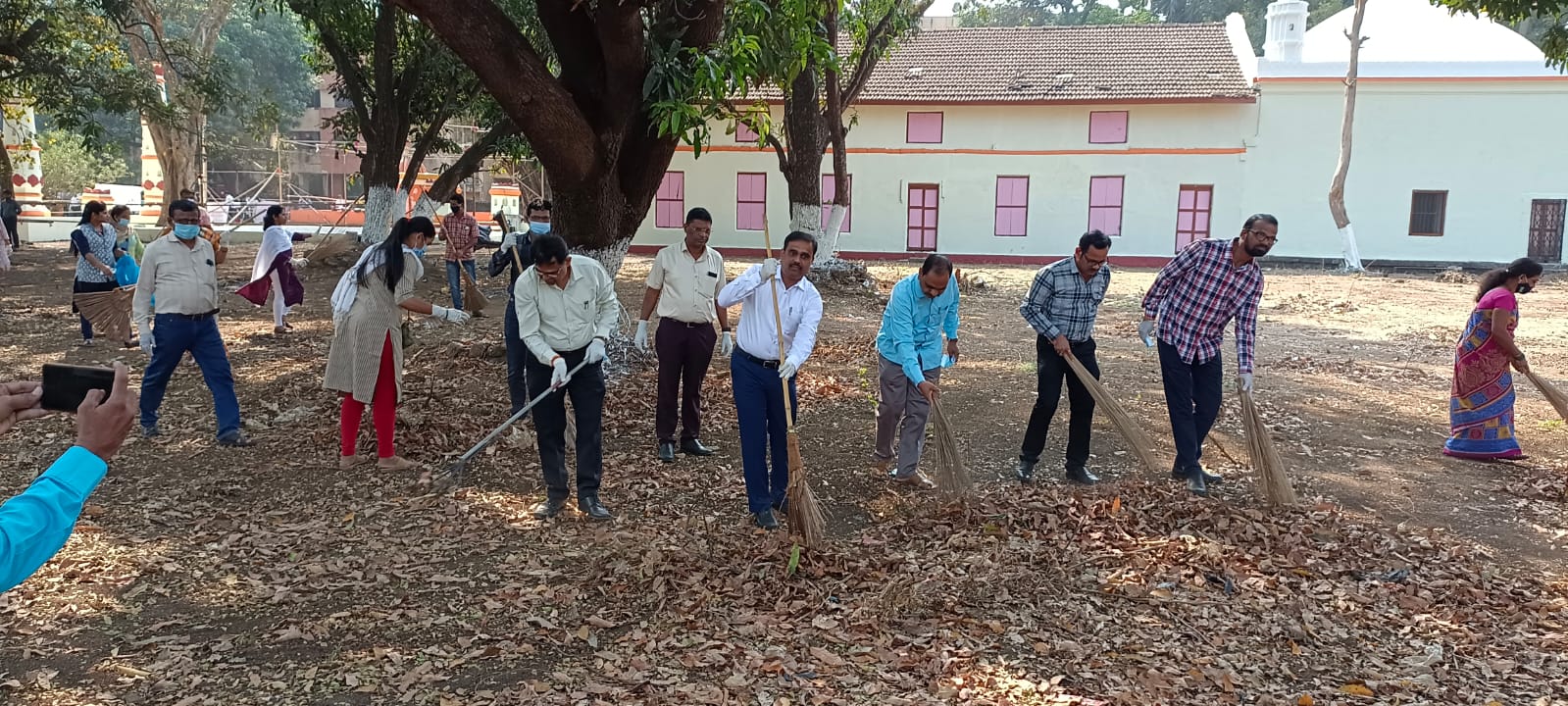 स्वच्छतेतून समृद्धीचा ध्यास घेतलेले अधिकारी : डॉ. भरत बास्टेवाड