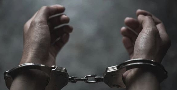 दहशतवादी विरोधी पथकाने एका शिक्षकाला घेतले ताब्यात