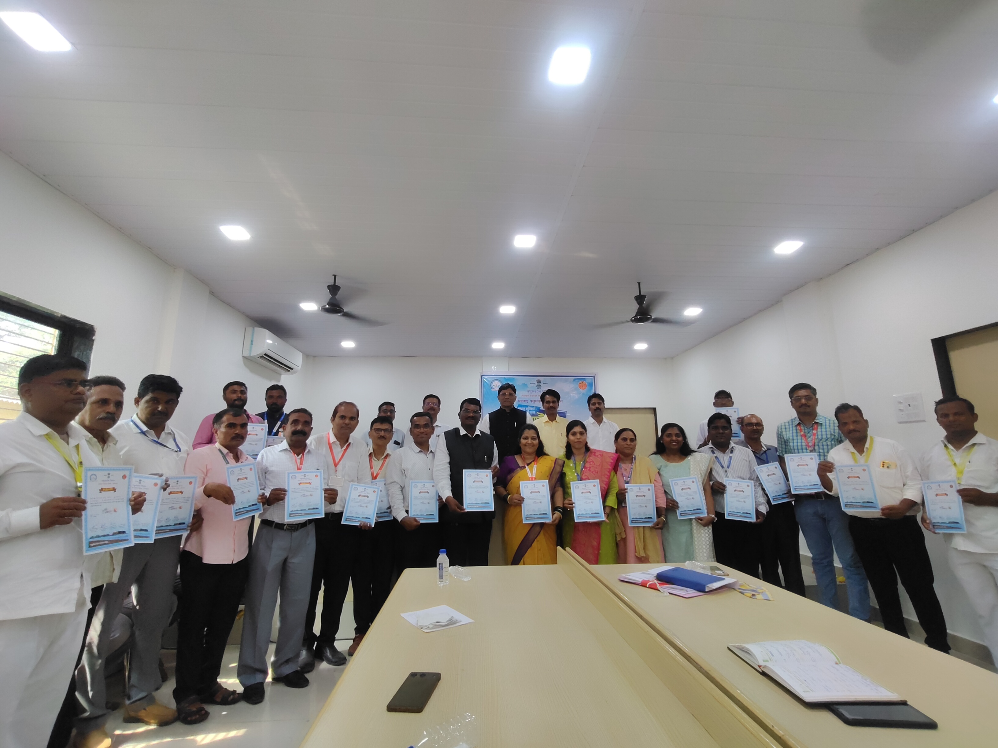 पशुसंवर्धन विभागात उत्कृष्ट काम करणाऱ्या अधिकारी कर्मचाऱ्यांचा सत्कार