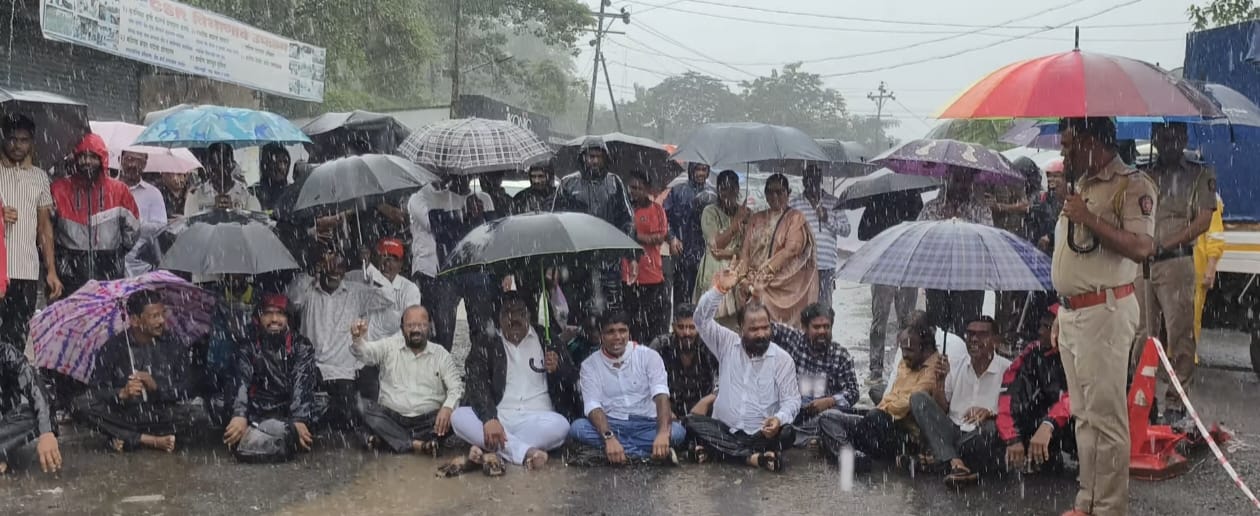 साळाव&ndash;तळेखार मार्गासाठी भर पावसात नागरिकांचे आंदोलन