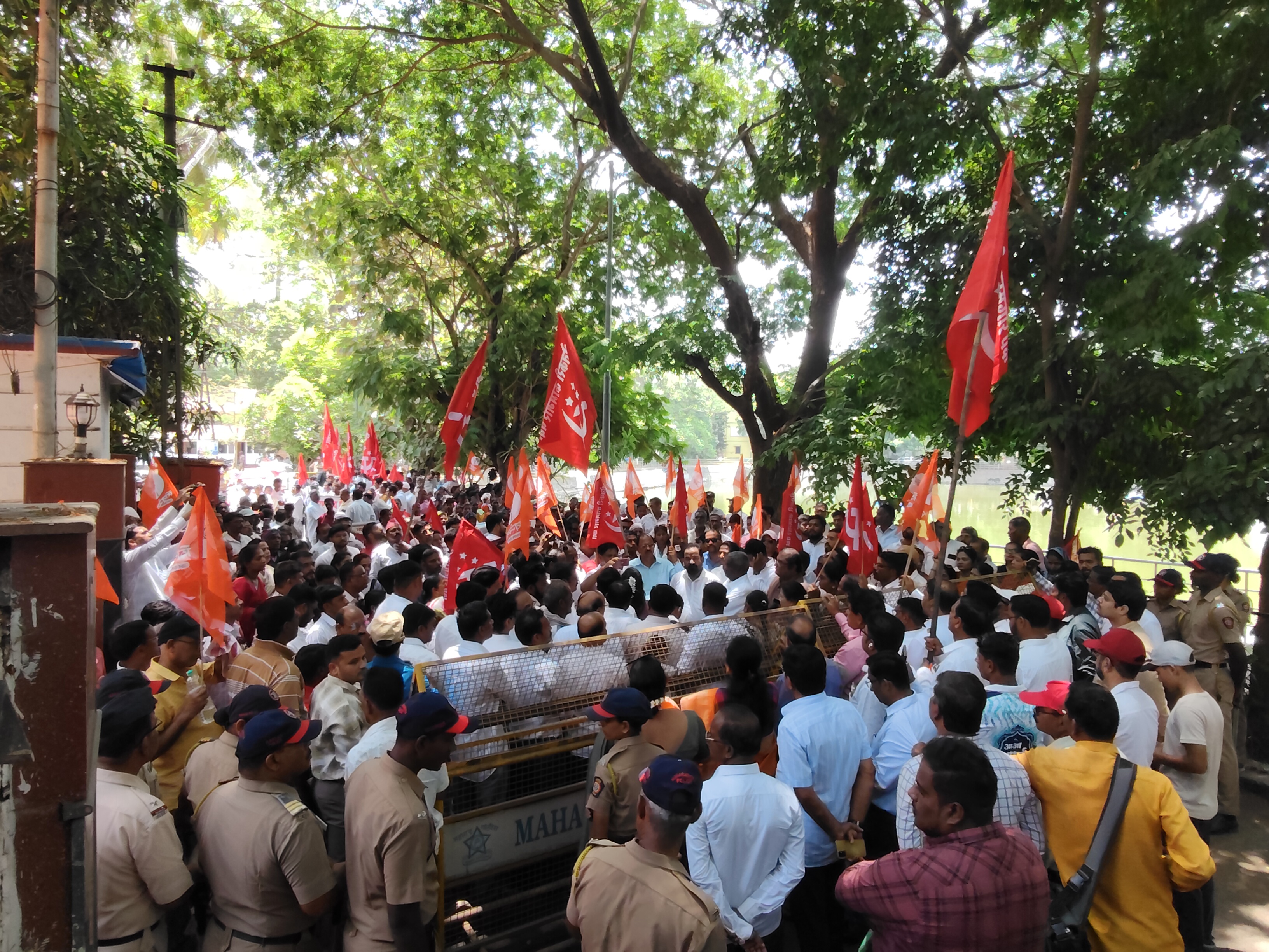विशेष जनसुरक्षा विधेयकाला विरोध महाविकास आघाडीचा जिल्हाधिकारी कार्यालयावर मोर्चा 