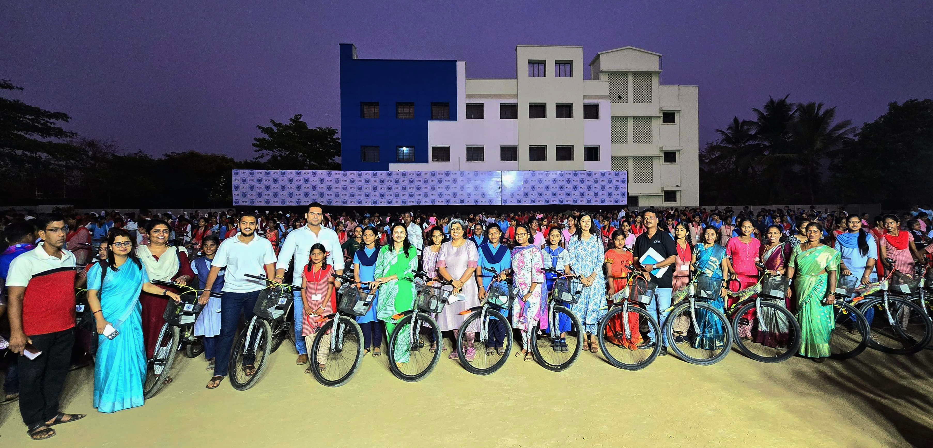 ५०० विद्यार्थिनींना सायकल वाटप