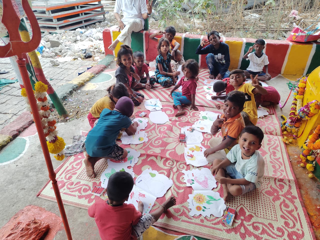 अलिबागमध्ये वस्ती वर्गचा उजेड ; वंचित मुलांसाठी शिक्षणाची नवी आशा