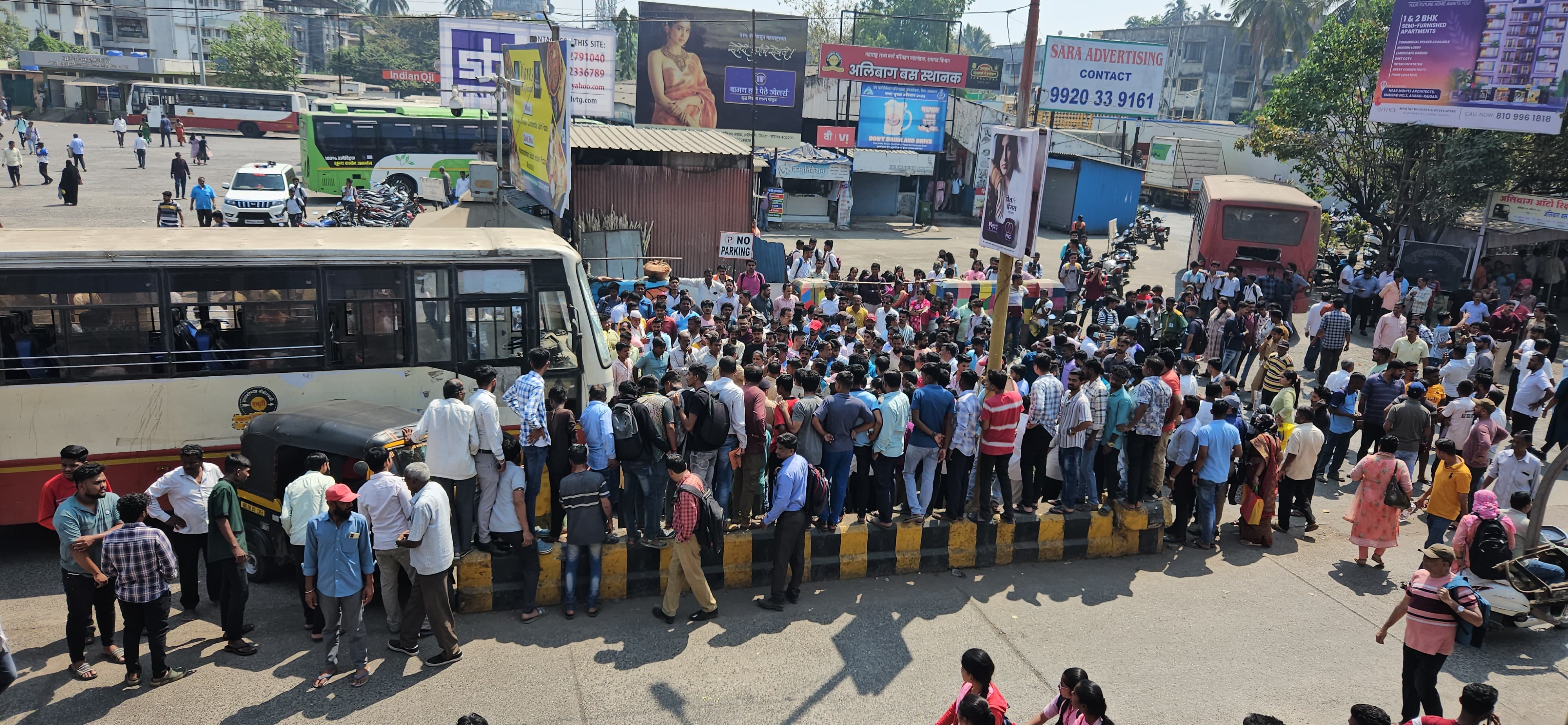 अलिबाग अपघात वाहतूक रोखल्याप्रकरणी ३३ जणांविरोधात गुन्हा दाखल 