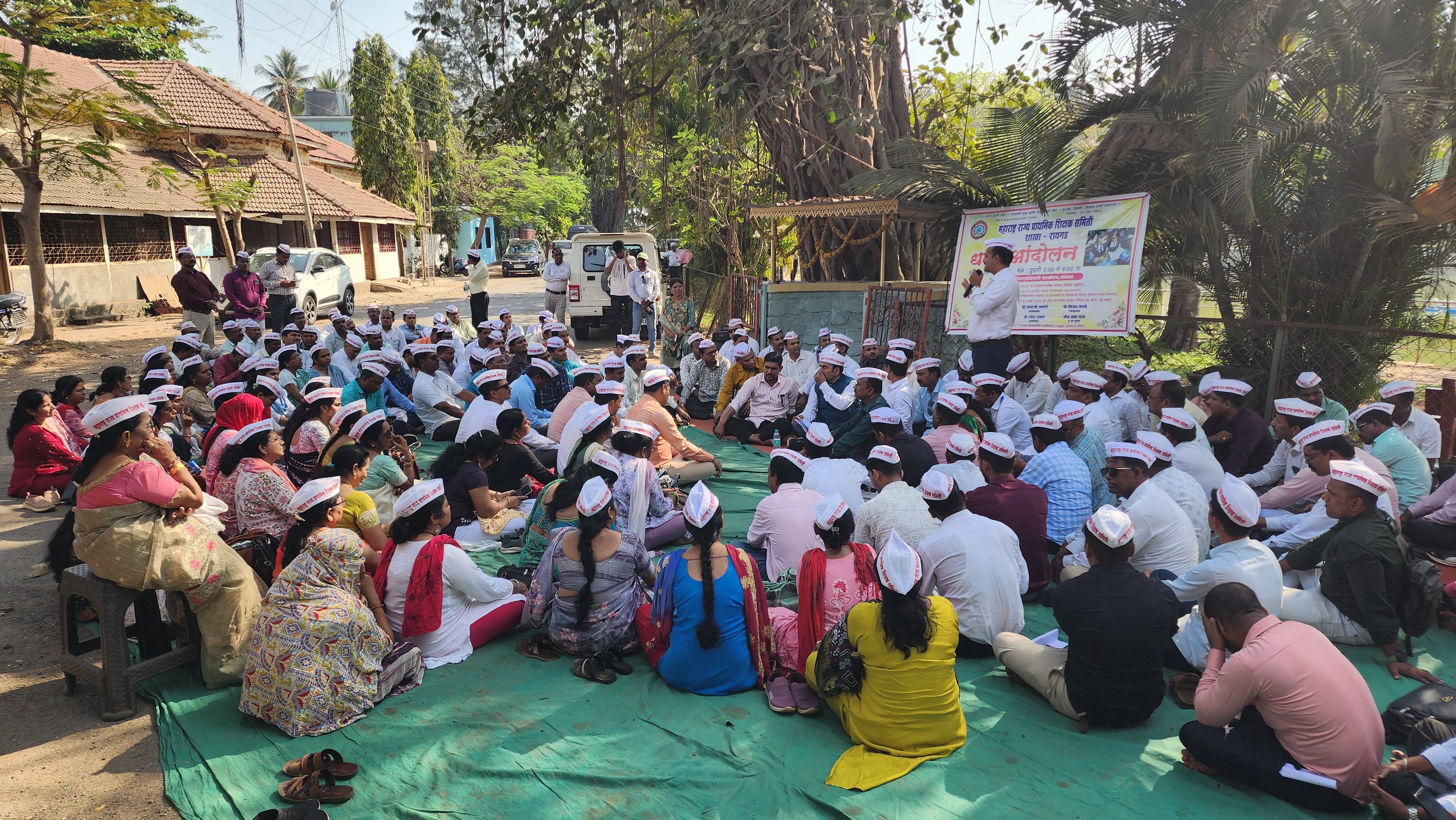नवीन शिक्षक संच धोरणाविरोधात संघटना रस्&zwj;त्&zwj;यावर