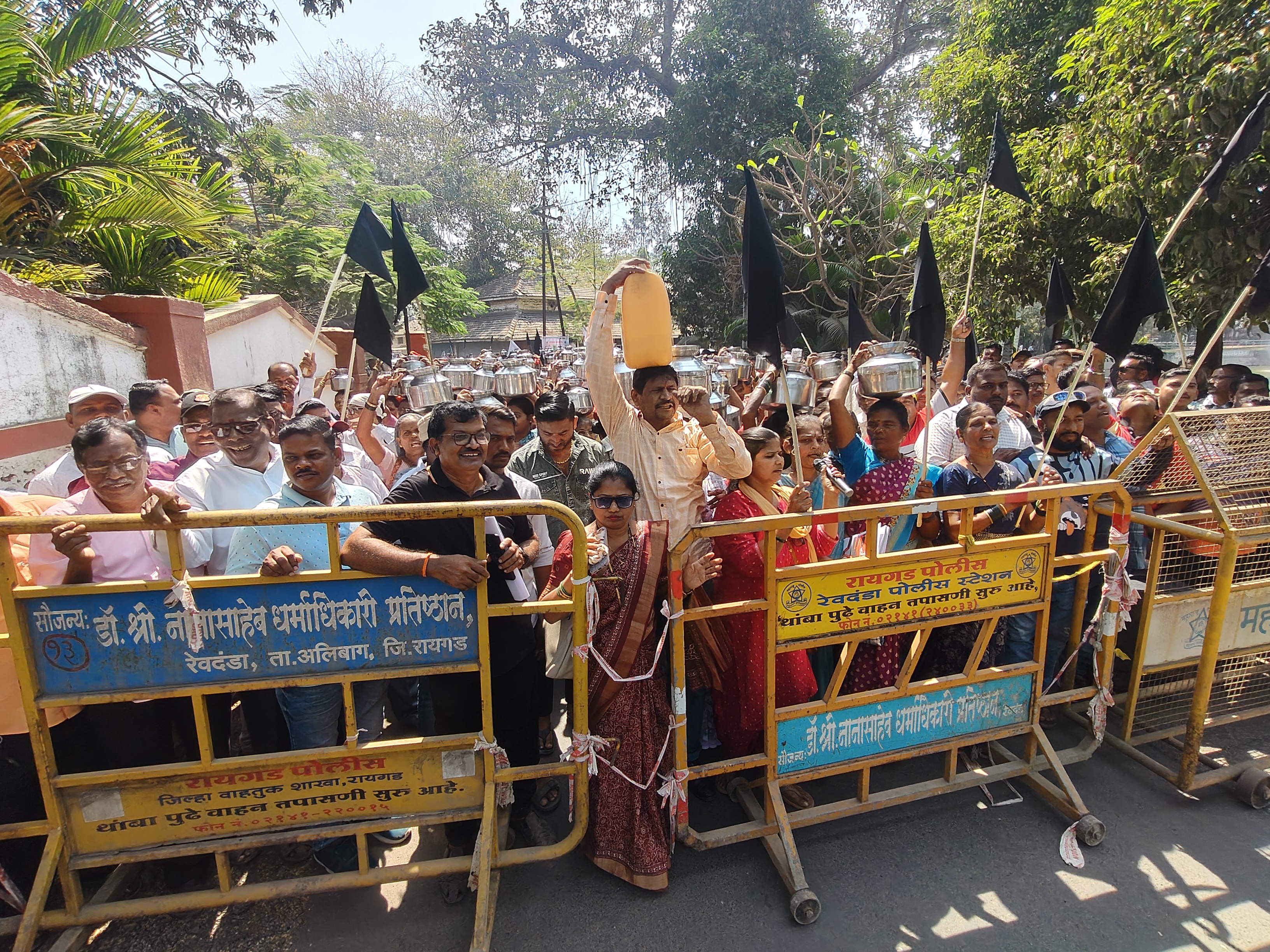 रांजणखार डावली ग्रामस्थांचा जिल्हाधिकारी कार्यालयावर हंडा मोर्चा