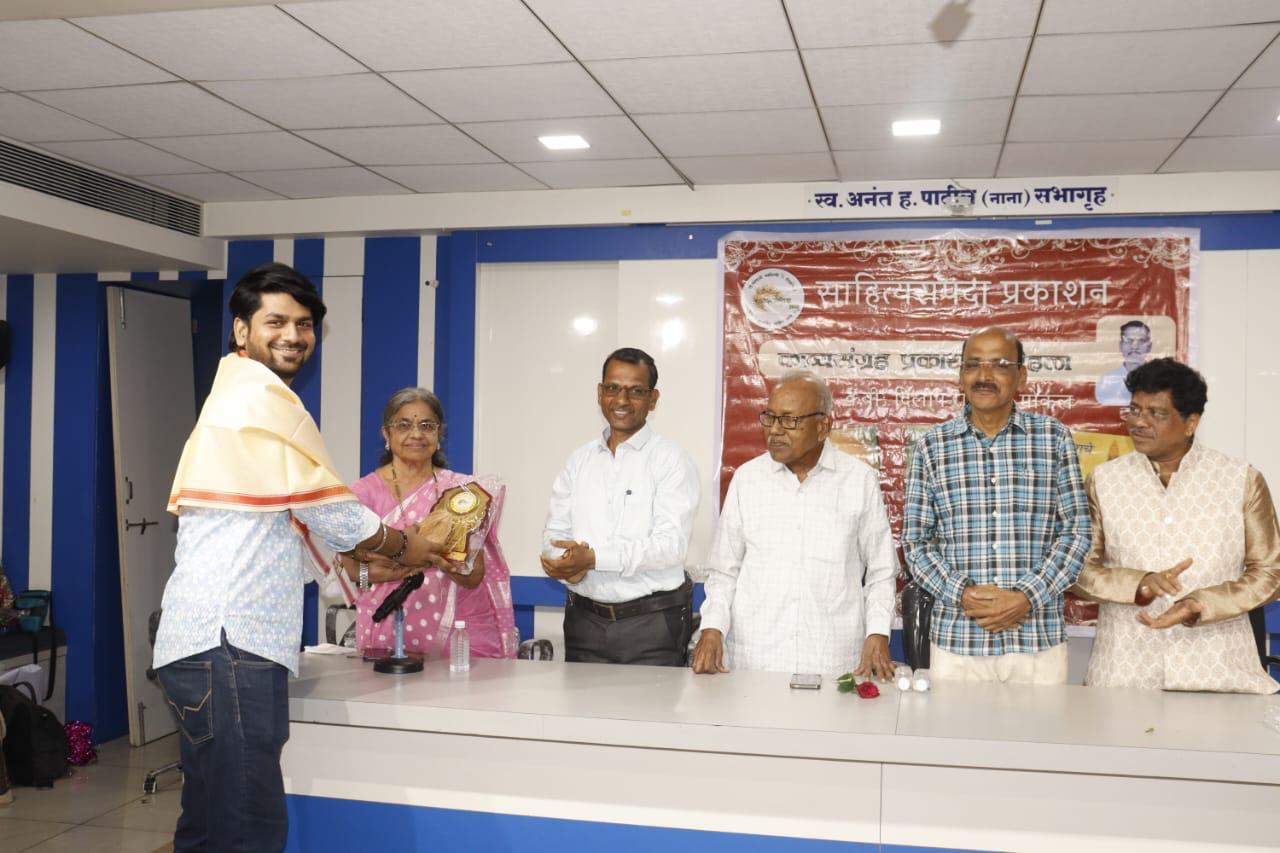 मयूर पालकर यांच्या मयूरस्पर्श पुस्तकास कै. भास्कर मुणनकर 'लेखन प्रेरणा' पुरस्कार प्रदान
