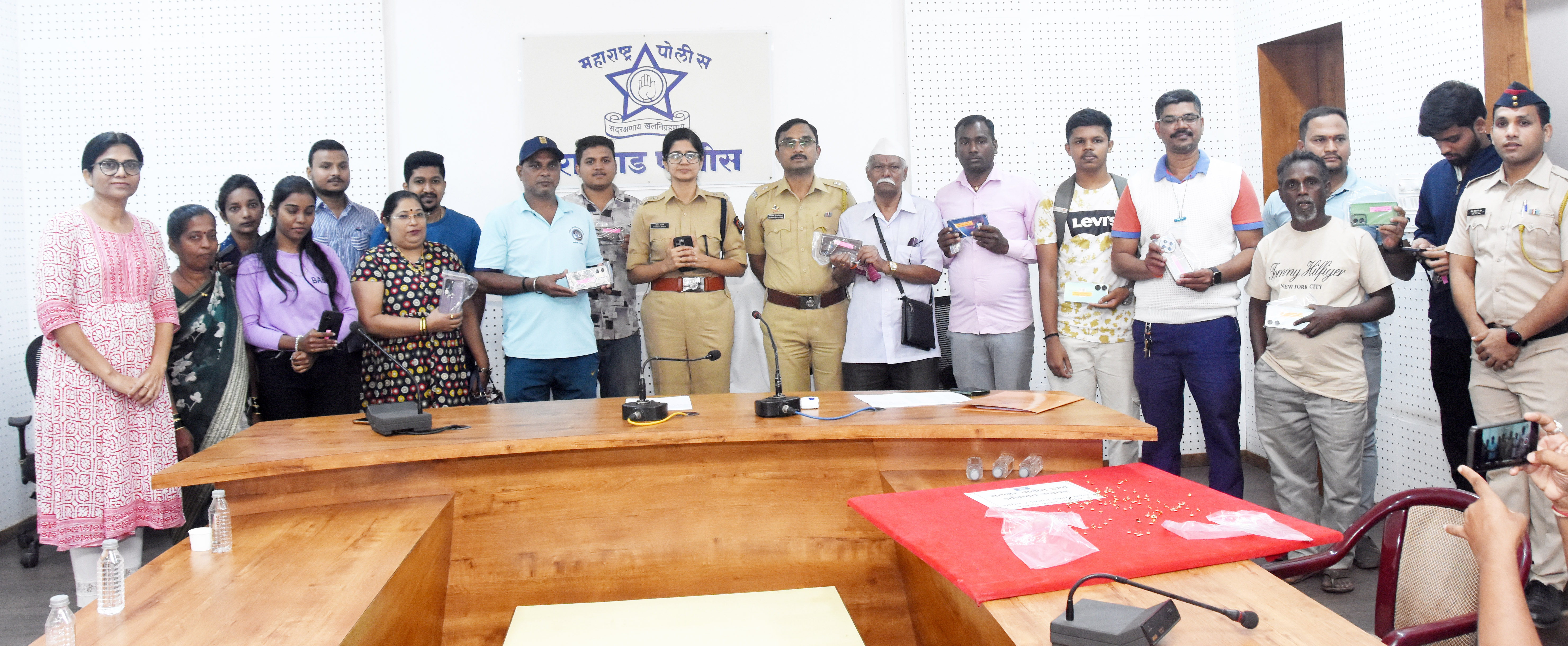 रायगड पोलिस विभागाने चोरी व गहाळ झालेले २४ मोबाईल केले मूळ मालकांना परत