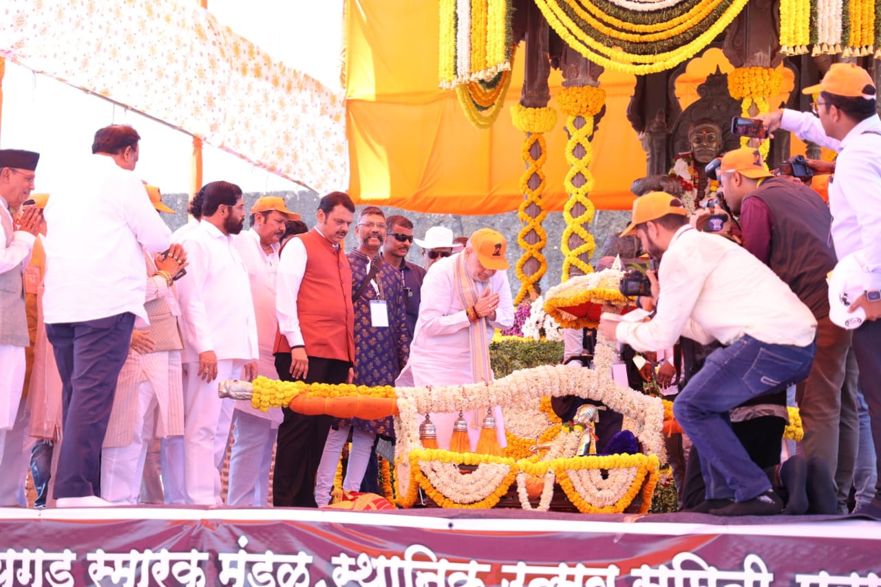 छत्रपती शिवाजी महाराजांना अभिवादन 