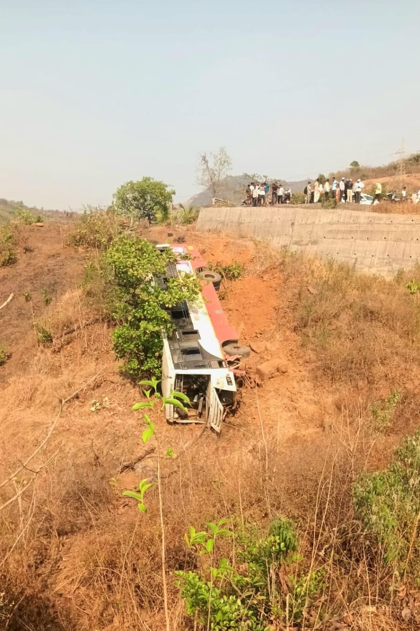 वरंध घाटात एसटी पलटल्याने १८ प्रवासी जखमी
