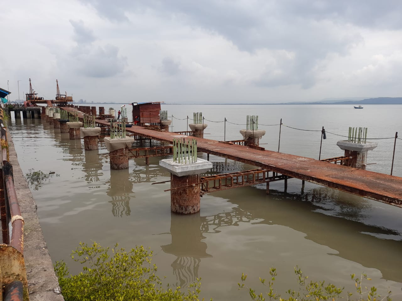 रेवस करंजा रो रो सेवा लटकली