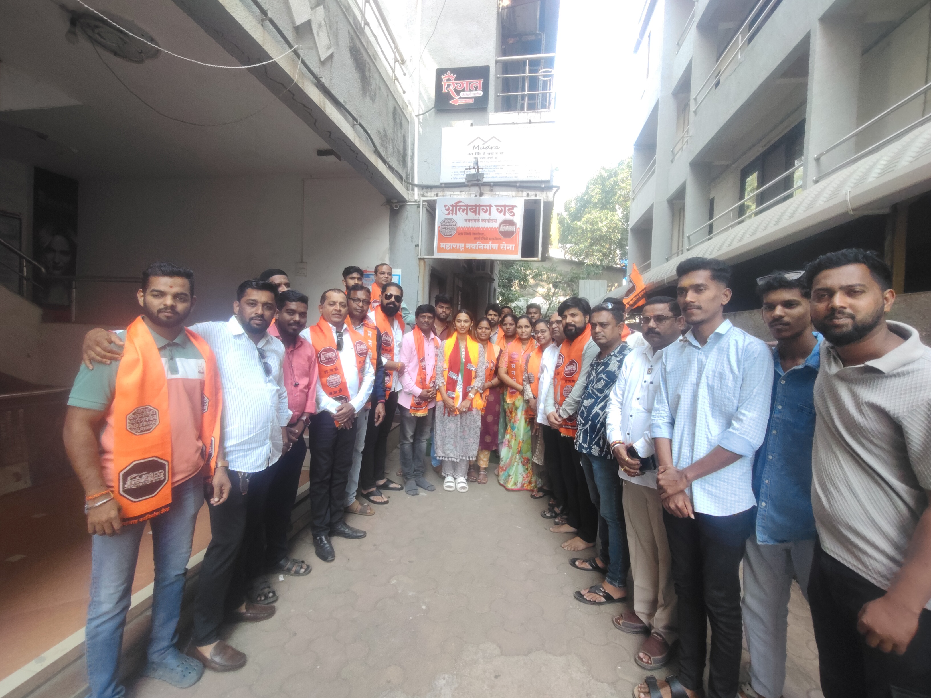 शेकाप काँग्रेस आघाडीच्या नगराध्यक्ष पदाच्या उमेदवार अक्षया नाईक यांना मनसेचा जाहीर पाठिंबा