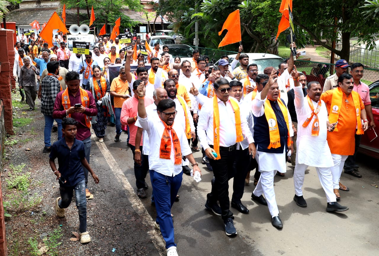 भ्रष्ट मंत्र्यांवर कारवाईच्या मागणीसाठी शिवसेनेचा (उबाठा) जनआक्रोश मोर्चा