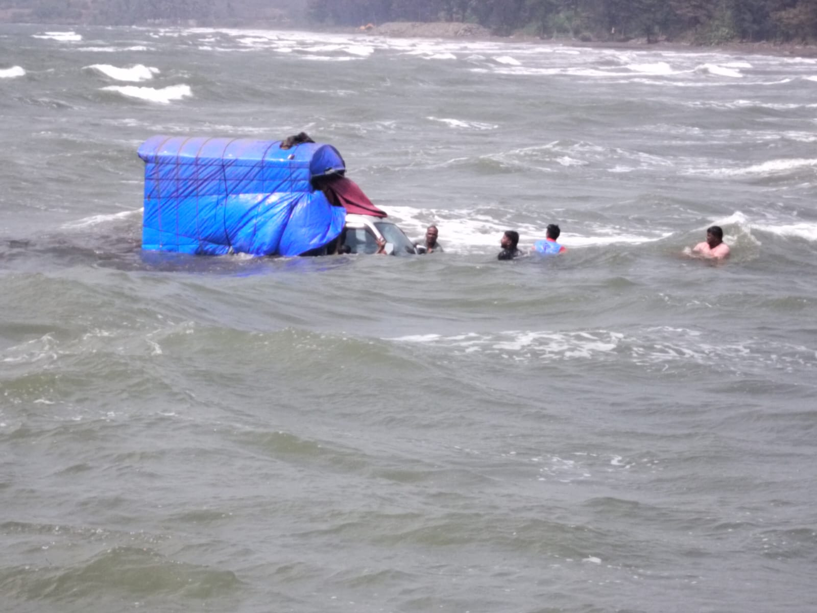 हरिहरेश्वर समुद्रात पिकअप टेम्पो अडकला