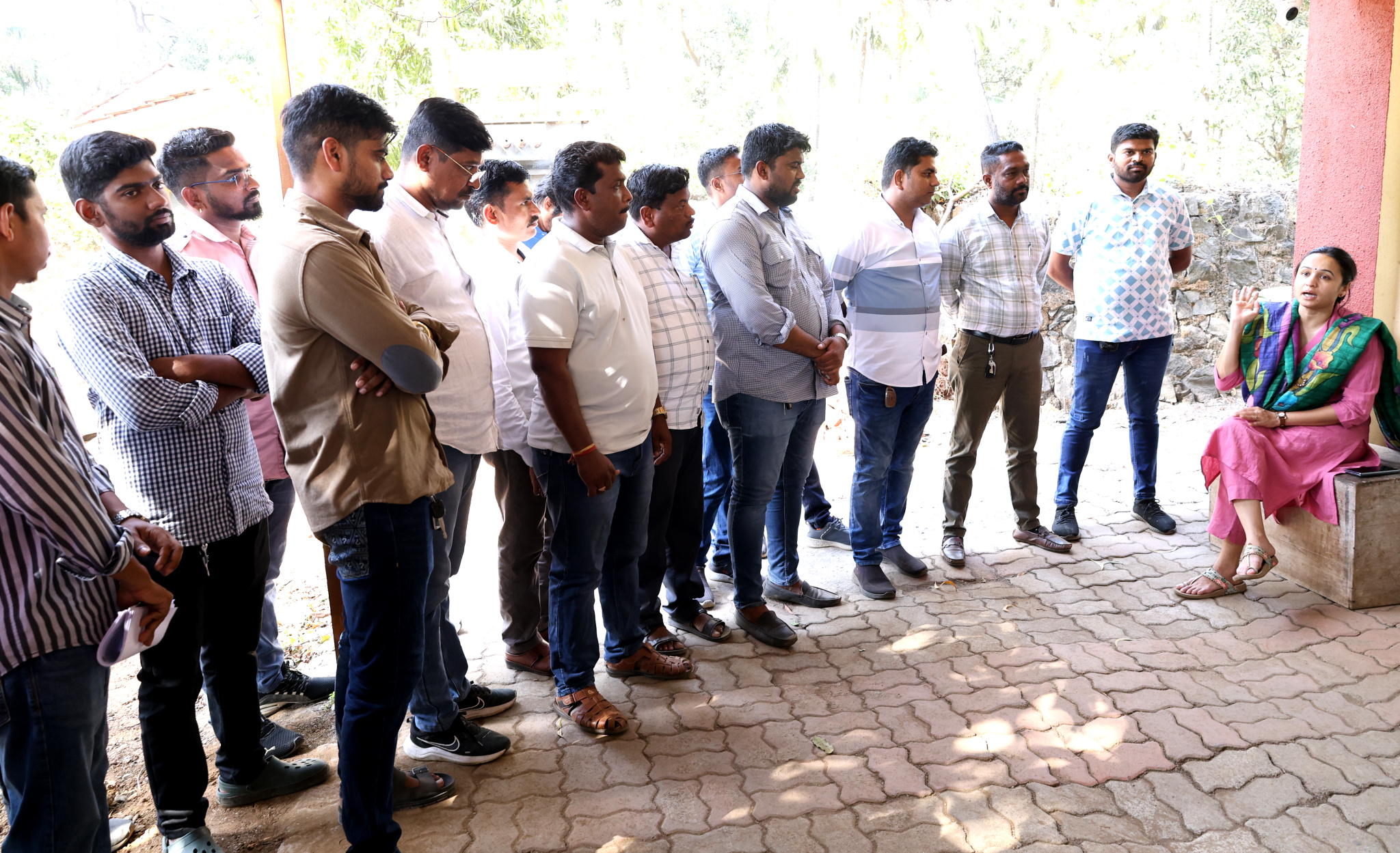 स्थानिकांच्या प्रश्नाबाबत चित्रलेखा पाटील आक्रमक  बाहेरच्या ठेकेदारांना कामे देणाऱ्या अधिकाऱ्यांना जाब विचारणार