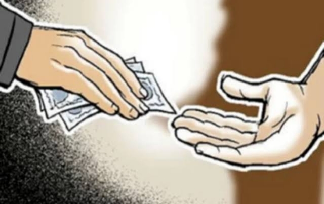 वारस नोंदीसाठी लाच स्वीकारणाऱ्या तलाठ्यासह चौल मंडळ अधिकाऱ्याला अटक