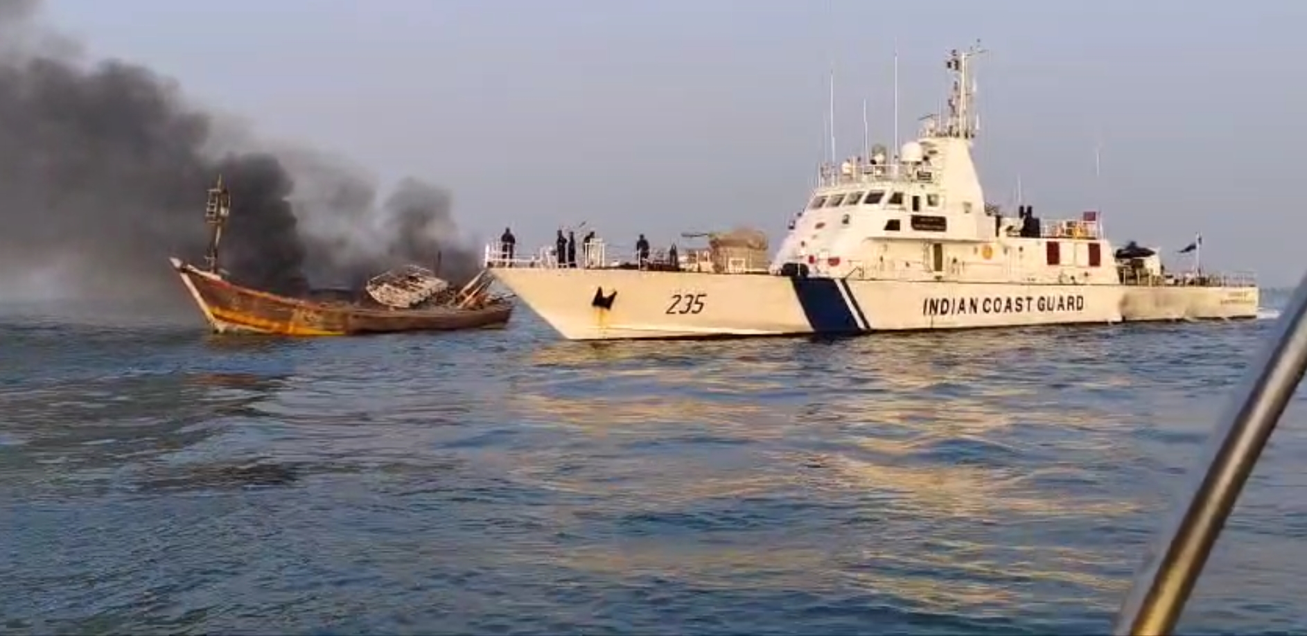 अलिबाग समुद्रात मच्छीमार बोटीला आग